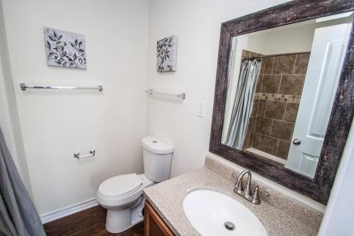 Hays St Cozy Remodeled 2BR/2BA house sleeps 8 in San Antonio, USA