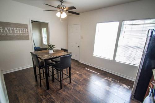 บริการและสิ่งอำนวยความสะดวก, Hays St Cozy Remodeled 2BR/2BA house sleeps 8 near ศูนย์เอที&ที