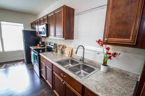Hays St Cozy Remodeled 2BR/2BA house sleeps 8 in San Antonio, USA