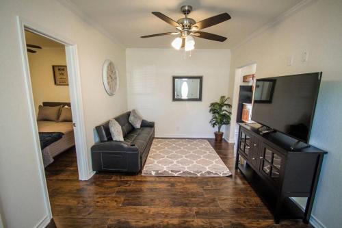 Hays St Cozy Remodeled 2BR/2BA house sleeps 8 in San Antonio, USA