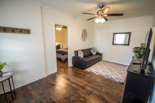 Hays St Cozy Remodeled 2BR/2BA house sleeps 8 near ศูนย์เอที&ที