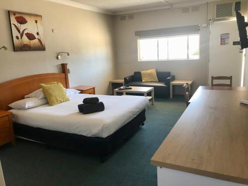 Motel Wellington Wodonga Motel Wellington Wodonga is a popular choice amongst travelers in Wodonga, whether exploring or just passing through. The hotel offers a high standard of service and amenities to suit the individual n