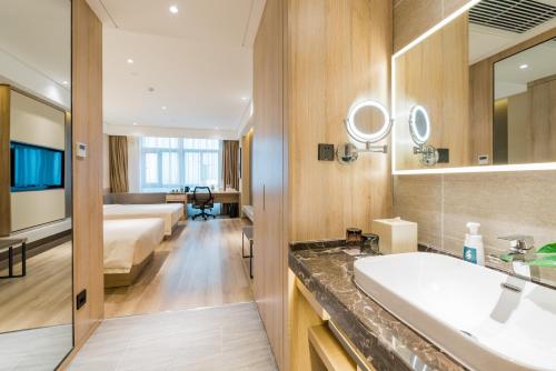 Atour Hotel (Nanjing Xingang Development Area)