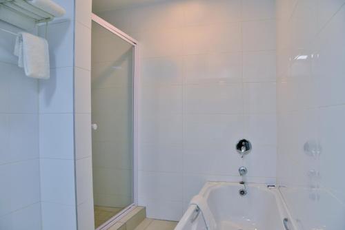 Cresta Oasis Hotel - image 3