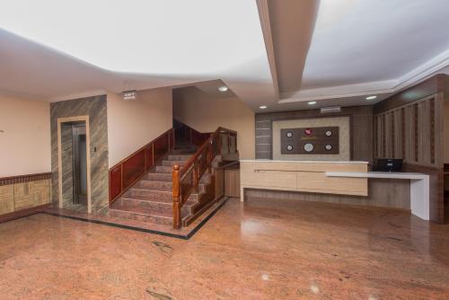 Kallada Golden Hotel in Kodakara