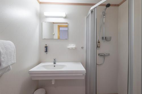 Bathroom, Nermo Hotel & Apartments in Oyer