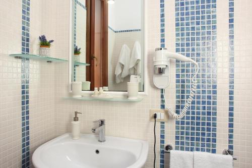 Standard Double Room image 4