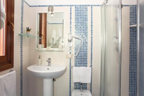 Standard Double Room image 5