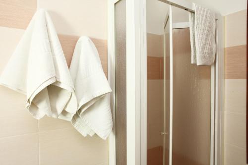 Standard Double Room image 6