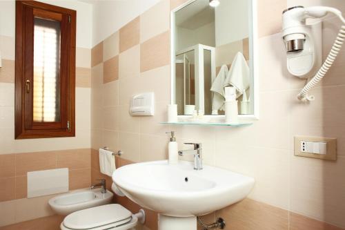 Standard Double Room image 7