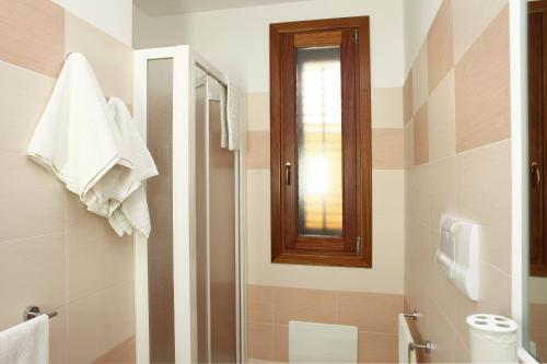 Standard Double Room image 8