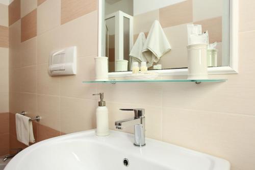 Standard Double Room image 9