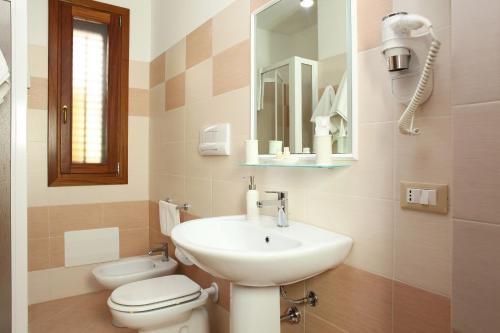 Standard Double Room image 10