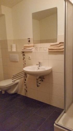 2 bedrooms, 5 beds