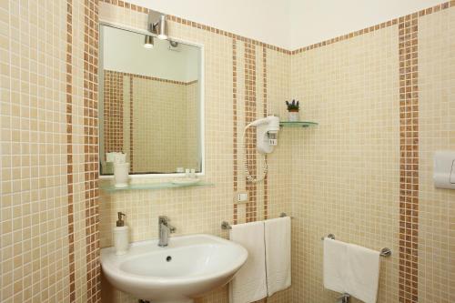 Double Room with Balcony image 3