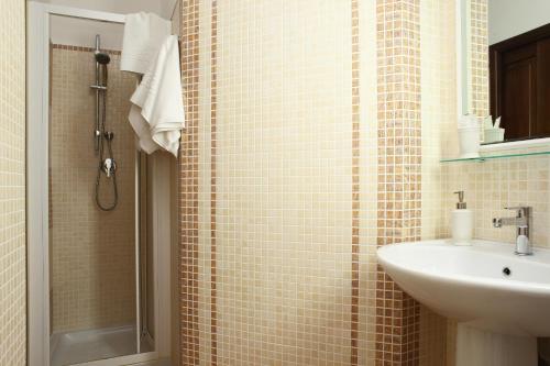 Double Room with Balcony image 2
