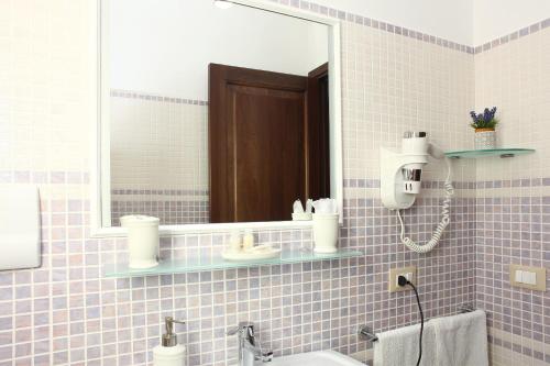 Double Room with Balcony image 5