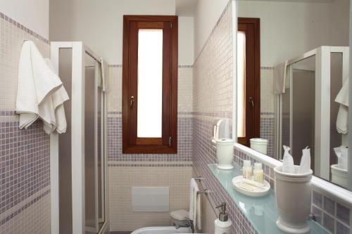 Double Room with Balcony image 7
