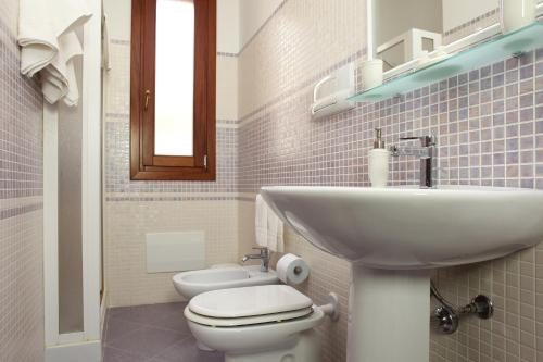 Double Room with Balcony image 6