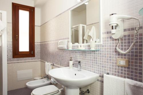 Double Room with Balcony image 9