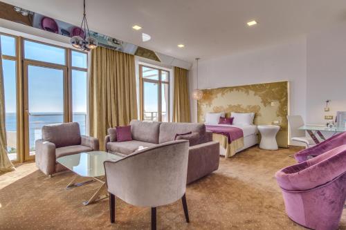 1 king bed, 1 sofa bed