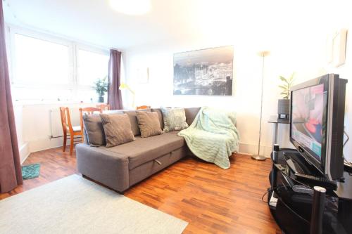 Chelsea off Kings Road One Bedroom Apartment with balcony - main image