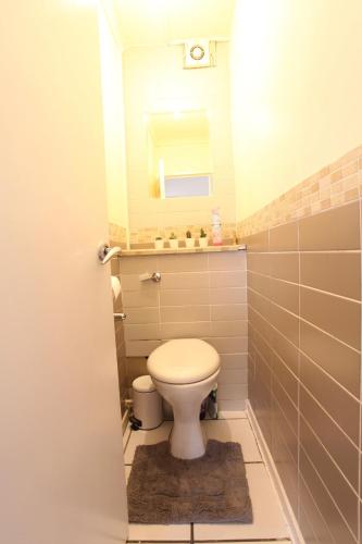 Chelsea off Kings Road One Bedroom Apartment with balcony - image 7