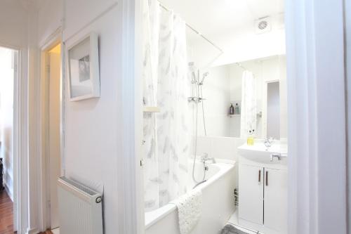 Chelsea off Kings Road One Bedroom Apartment with balcony - image 5