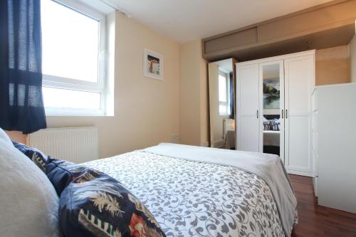 Chelsea off Kings Road One Bedroom Apartment with balcony - image 3