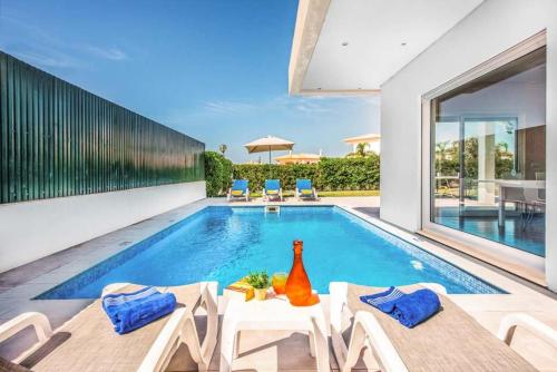  Branqueira Villa Sleeps 6 Pool Air Con WiFi in Branqueira