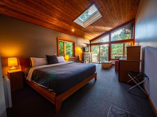 Deluxe King Lodge Suites (No Kids Or Pets)
