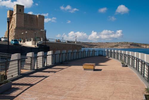GetawaysMalta - Seashells Penthouse 12 with terrace and sea view in Bugibba - image 2