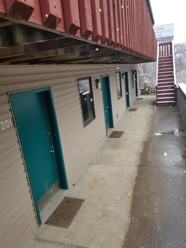 Perry-O Inn & Suites - image 7