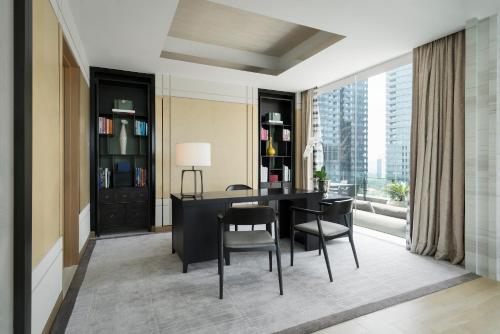 Recreational facilities, Shangri-La Singapore near Queenstown MRT Station