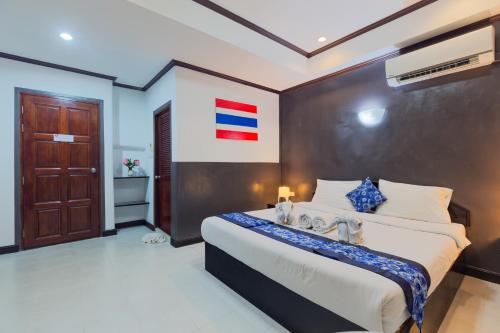 1 queen bed, 2 twin beds