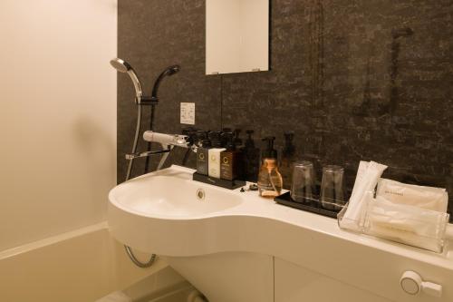 Single Room - Non-Smoking image 5