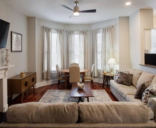 414B Waldburg st · 2 Bedroom Oasis near Forsyth Park - image 3