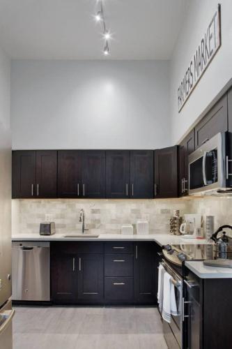 420Waldburg A · Modern Apt with Southern Charm Blocks from Forsyth