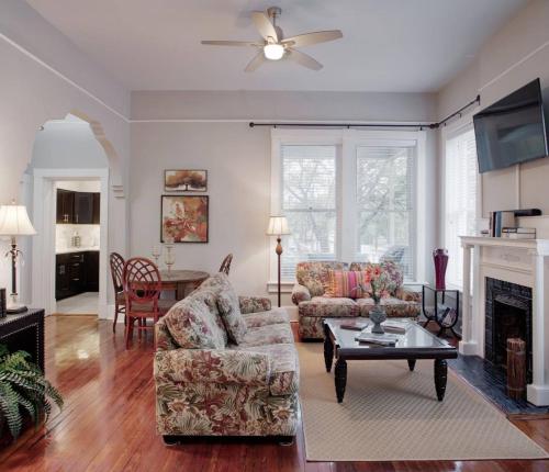 420Waldburg A · Modern Apt with Southern Charm Blocks from Forsyth Savannah