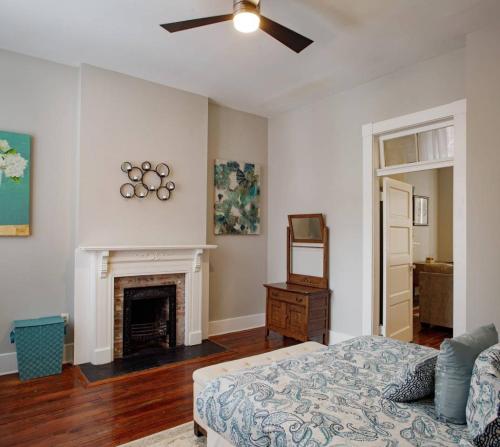 414B Waldburg st · 2 Bedroom Oasis near Forsyth Park - image 6