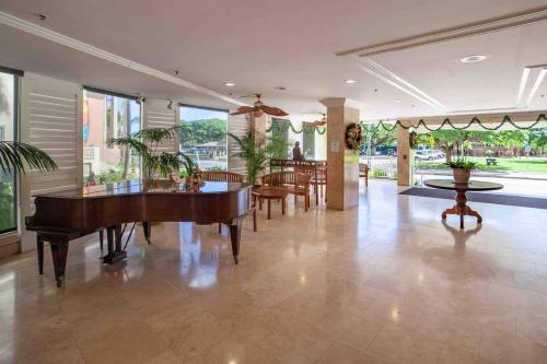 @ Marbella Lane Studio, 15 steps from the Beach, 11 mins from the Airport
