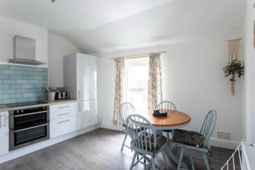 Beautiful Two Bed Mumbles Flat - with parking space