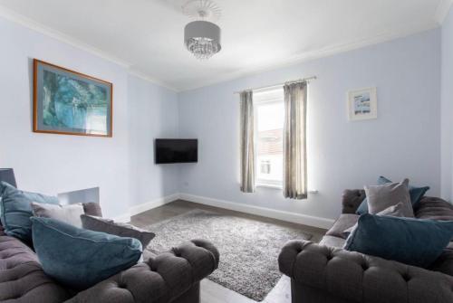 Beautiful Two Bed Mumbles Flat - with parking space