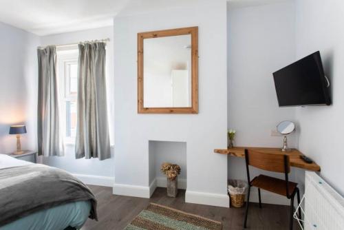 Beautiful Two Bed Mumbles Flat - with parking space