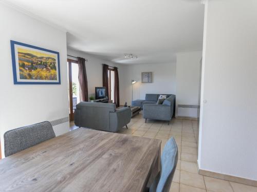 Alluring Villa in Beaufort with Swimming Pool gîte à louer Azillanet