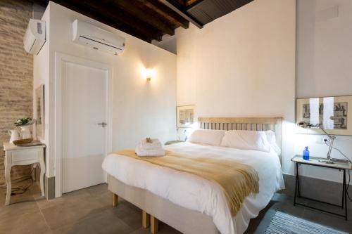 Oak & Sandstone Studio - Space Maison Apartments, Sevilla (Foto 10)