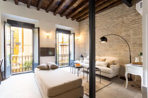 Oak & Sandstone Modern Studio - Space Maison Apartments Seville 
