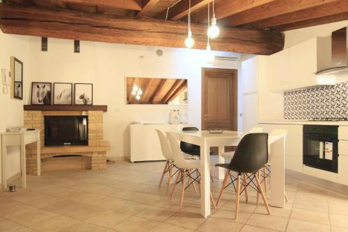  Elegant Apartment in Salo City Center, Pension in Salò