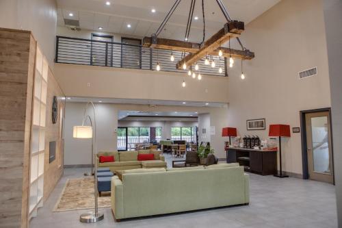 ห้องส่วนกลางสำหรับนั่งเล่น/ดูทีวี, Country Inn & Suites by Radisson, Harlingen, TX in ฮาร์ลิงเจน (TX)
