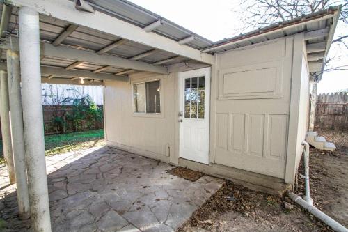 Hays #B Near Downtown Guest Studio in San Antonio, USA